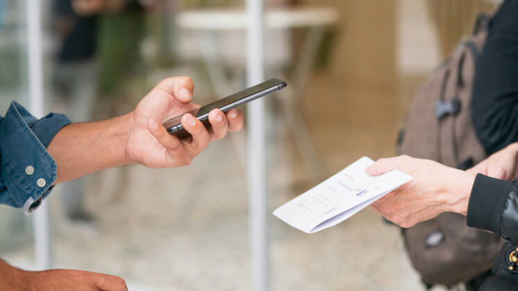 Малый бизнес могут освободить от обязанности принимать оплату по QR-коду