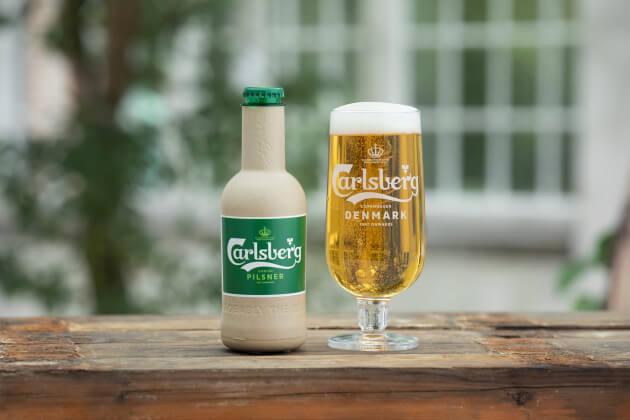 Carlsberg будет разливать пиво в бумажные бутылки