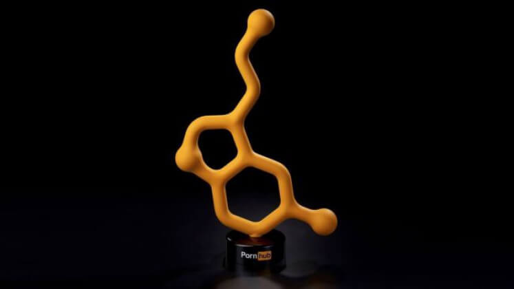 «Сексуальность без клишированной эротики»: Pornhub показал награду для Pornhub Awards