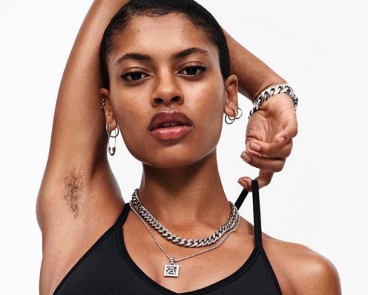 Nike похвалили за использование в рекламе модели с небритыми подмышками