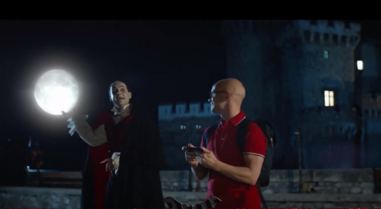 Дракула с луной на ладошке: МТС рекламирует Honor 20