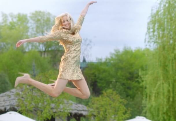 Блондинка снова рекламирует «Балтику» в ролике от Leo Burnett Moscow