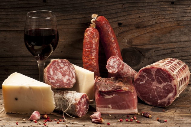 Сыр и колбаса названы самыми похищаемыми продуктами в магазинах