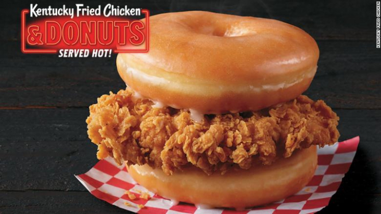 KFC тестирует новое блюдо — бургер с курицей и пончиками