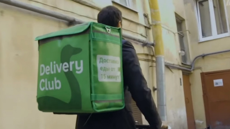 Иван Ургант стал курьером Delivery Club в Санкт-Петербурге