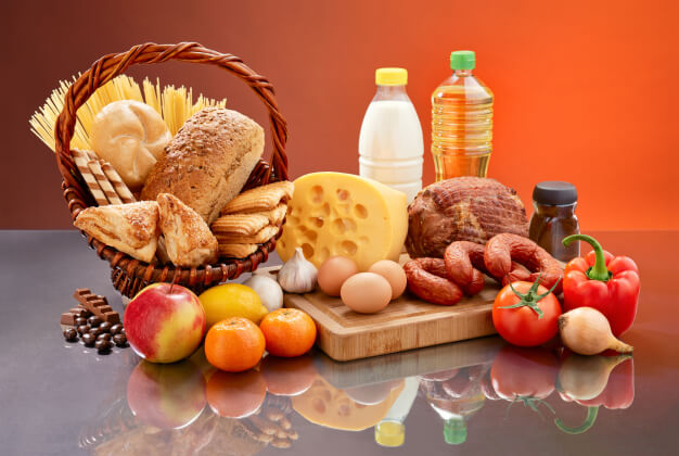 Консервы, колбаса, конфеты: «Анкетолог» выяснил, от каких продуктов откажутся россияне в случае роста цен