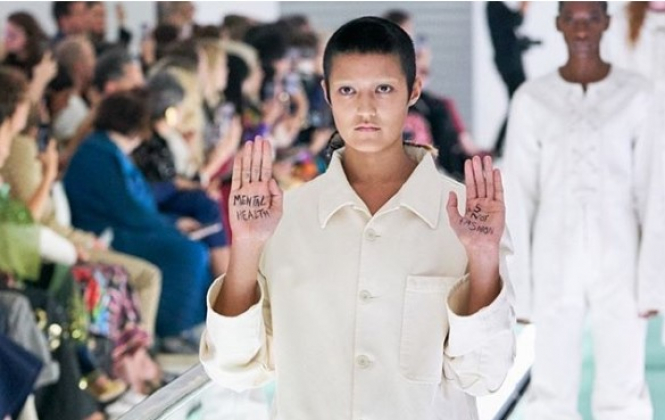 Модель выразила протест против новой коллекции Gucci в стиле смирительных рубашек