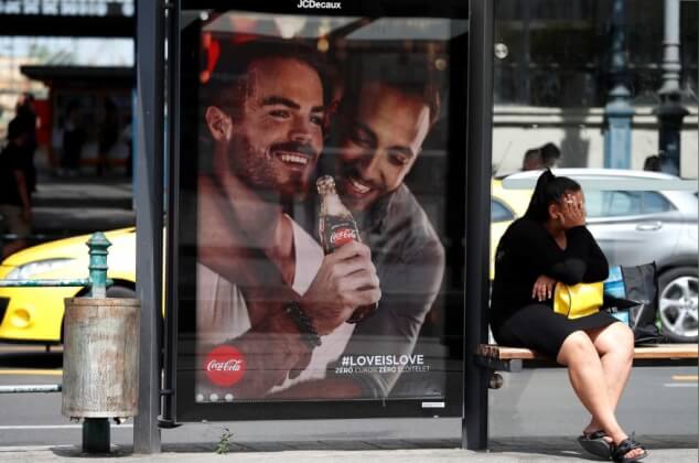 Жителей Венгрии призвали бойкотировать Coca-Cola из-за рекламы с гомосексуалами