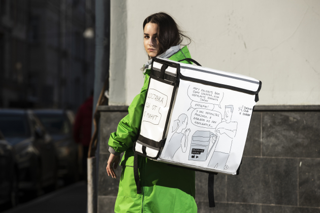 Delivery Club предложил москвичам собрать комикс Дюрана по сумкам курьеров